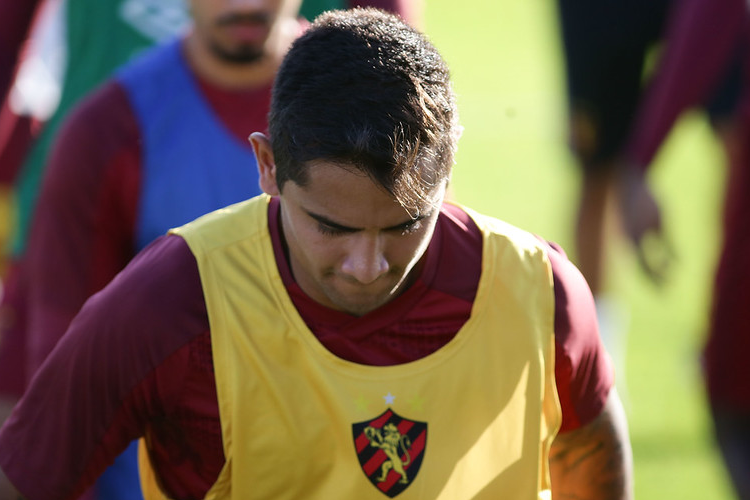 Em recuperação após cirurgia, Everton Felipe retorna às atividades leves no CT do Sport